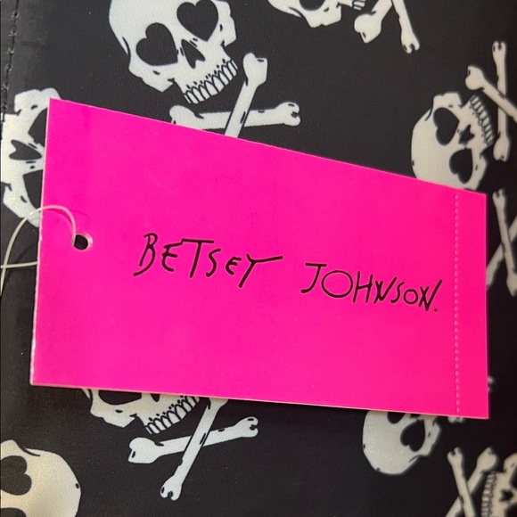 Betsey Johnson | Black Skull Lunch Tote w/ Crossbody Strap - Picture 3 of 7
